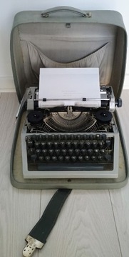 Maszyna do pisania Erika w walizce