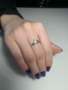 Złoty pierścionek z brylantem 