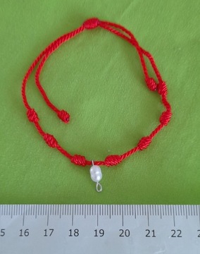 Bransoletka czerwony regulowany sznureczek z supełkami perła naturalna