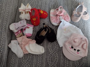 Skarpety, buciki i czapeczka dla noworodka 