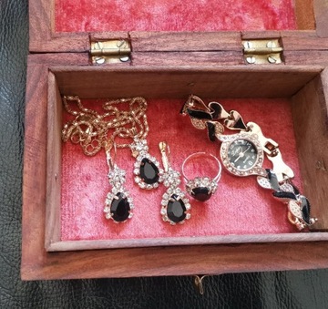 Elegancki zestaw biżuterii w drewnianym pudełku