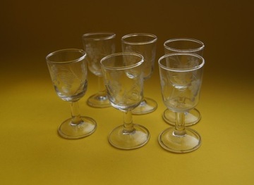 Kieliszki szklane z ornamentem