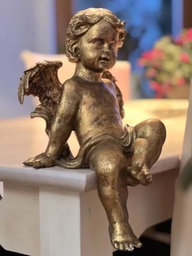 Figurka siedzącego aniołka