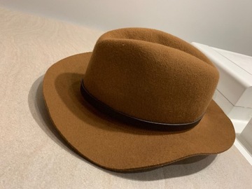 Brązowy wełniany kapelusz ze skórzanym paskiem