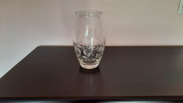 Szklany wazon zdobiony w kwiaty 