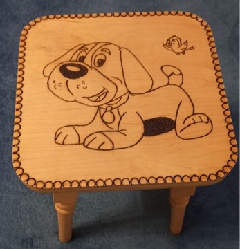 Drewniany ręcznie ozdabiany stołek taboret Pies
