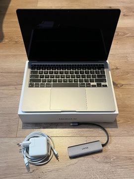 Macbook Air M1 2020 8/256 61 Cykli + Hub + Case