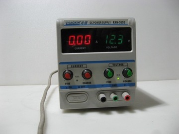 Zasilacz laboratoryjny regulowany 0-30V 0-5A