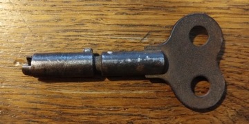 Przedwojenny kluczyk metalowy 