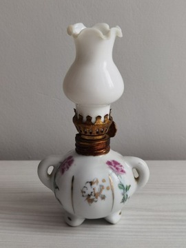 mała porcelanowa lampa naftowa 11cm.