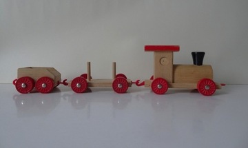Duży drewniany pociąg z dwoma wagonikami