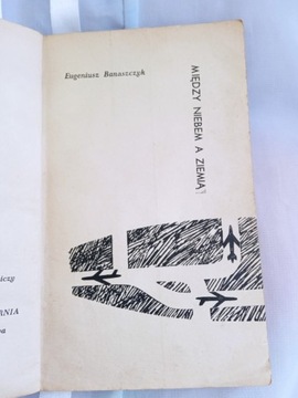 Książka „Między niebem a ziemią " z 1964 roku