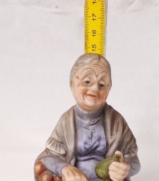 Porcelanowa figurka kobieta z owocem, wysoka.