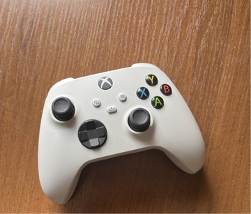 Pad Xbox Series S - sprawny z wadą