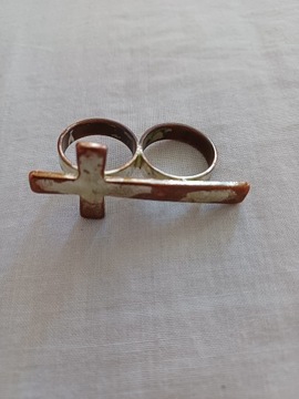 pierścionek na dwa palce w kształcie krzyża