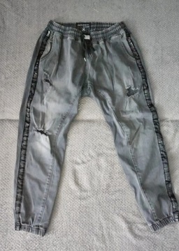 Spodnie jeans jogger z dziurami 