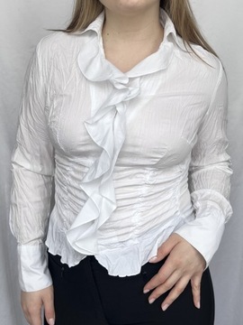 Biała koszula dopasowana z marszczonego materiału
