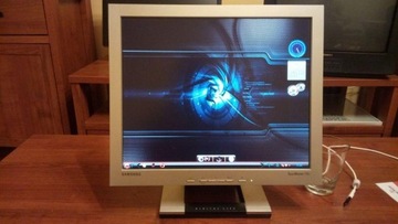 Komputer HP Compaq 8000+monitor  Samsung SM172T