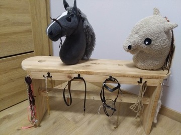 Stajnia dla hobby horse z wieszakami na akcesoria