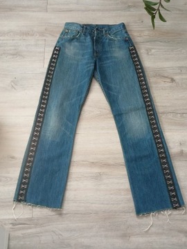 dżinsy jeansy vintage Levis z haftkami alternative