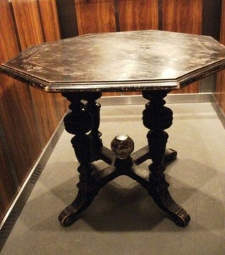 Stół karciany w stylu eklektycznym z końca XIX wie