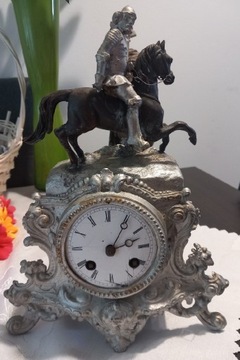 Stary piękny zegar z figurką 