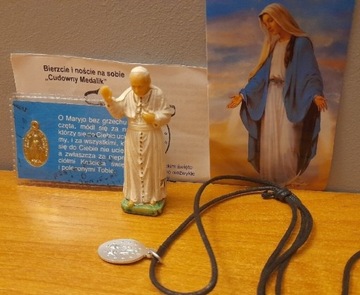 Święty Jan Paweł II figurka Medalion Matka Boska