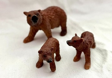 Trzy niedźwiedzie figurki zabawki