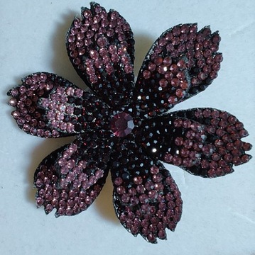 Piękna  broszka w kształcie kwiata