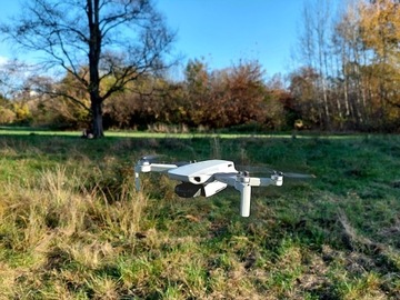 Dron dji mini se z etui i lądowiskiem