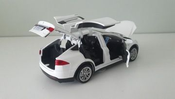 Tesla model X 1:32 otwierane (do góry!) drzwi LED