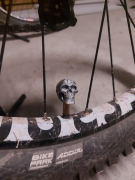 Nakrętki na wentyl rowerowy samochodowy