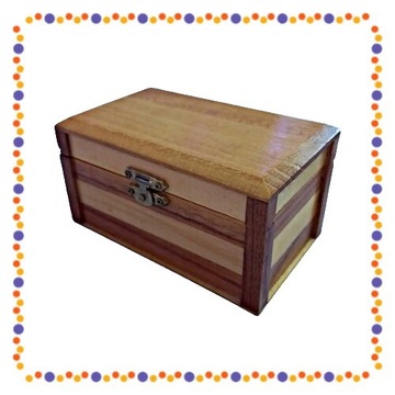 Mała, drewniana szkatułka (12,8 x 7,7 x 6,5)