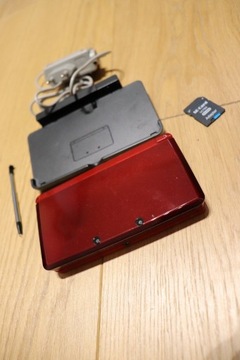 Nintendo 3DS Red Metallic CFW 64GB Stacja