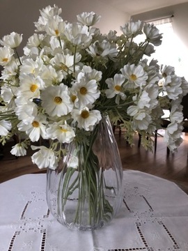 Wazon szklany wypełniony pięknym bukietem kwiatów