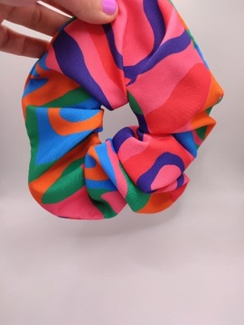 Kolorowa gumka typu scrunchie w rozmiarze Maxi