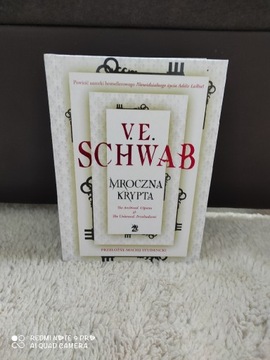 V.E Schwab ,,Mroczna Krypta"