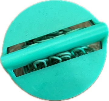 Pojemnik magnetyczny z zielonymi spinaczami 28 100
