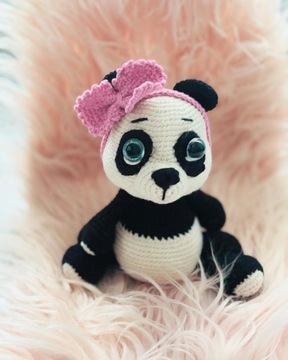 Maskotka panda szydełkowa