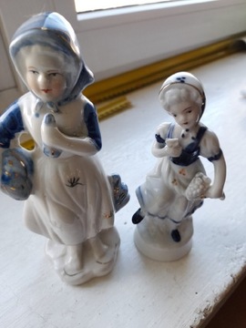 Dwie figurki dziewczynek z porcelany