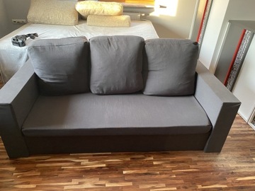 Sofa z płyty OSB w kolorze grafitowym