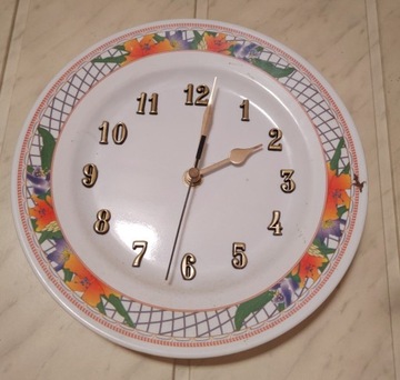 Zegar wykonany z plastikowego talerza