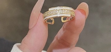 Śliczny regulowany pierścionek z cyrkoniami