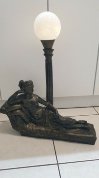 Lampka kształt rzeźby figurki Kobieta na szezlongu