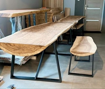Stół z drewna suar