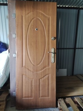 Drzwi budowlane z klamka i zakmiem - Rowy