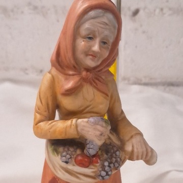 Ceramiczna figurka kobiety z winogronem, średnia.