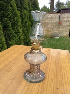 Piękna szklano-mosiężna lampa naftowa.