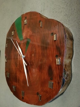 Zegar z plastra drewna i żywicy