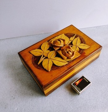 Stara szkatułka z drewna z różą 